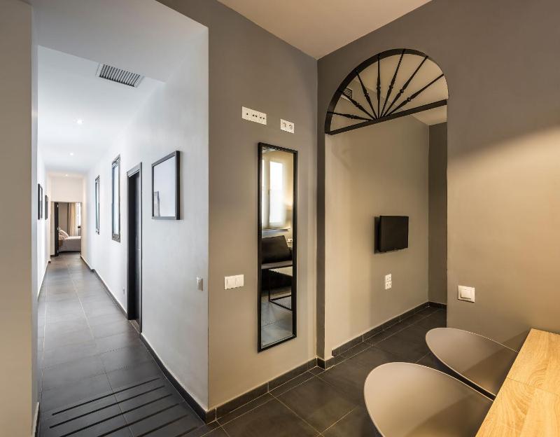One-Bedroom Apartment image 4