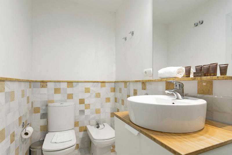 Three-Bedroom Apartment with Terrace image 4