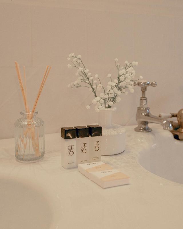 Standard King Room image 4