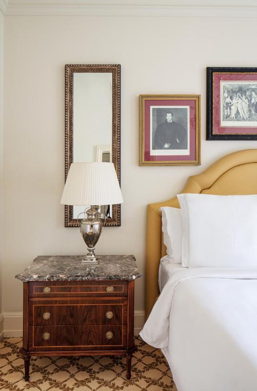 Premier Twin Room image 4