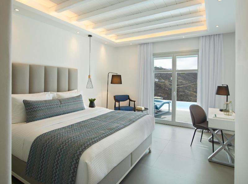 Deluxe Suite with Sharing Pool Sea View image 3