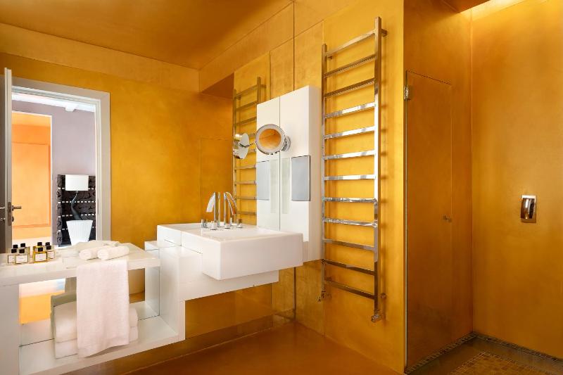 Classic Double or Twin Room image 3