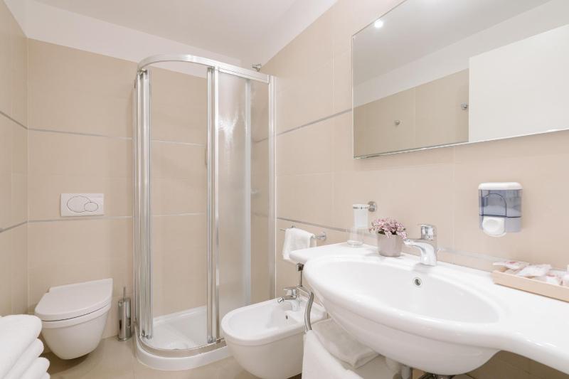 Two Connecting Double Rooms image 3