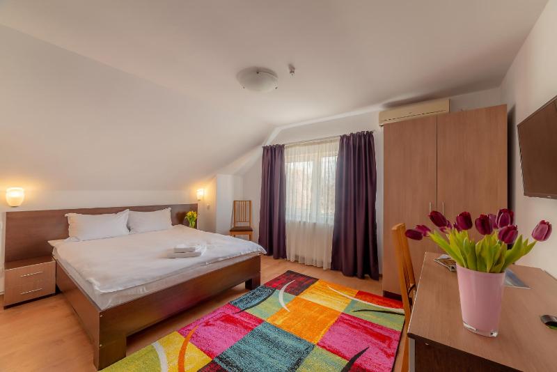 Standard Double Room image 3