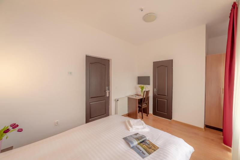 Double Room image 2