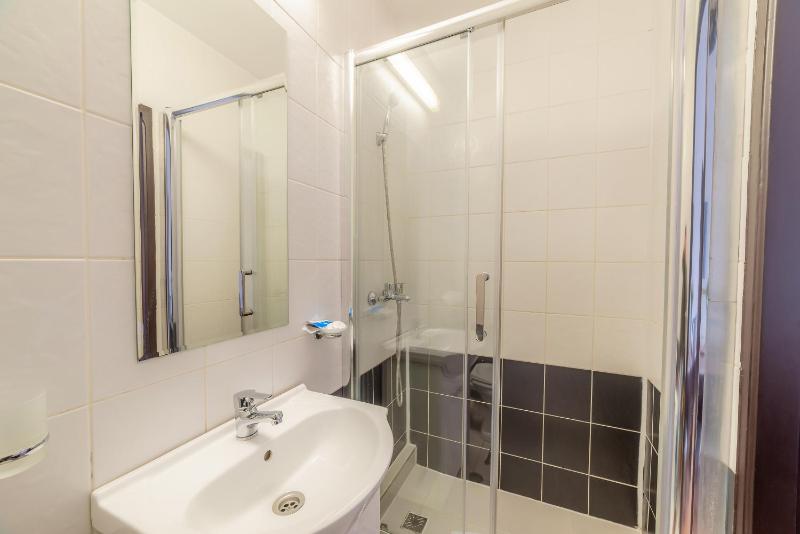 Double Room image 3