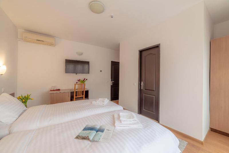 Standard Twin Room image 4