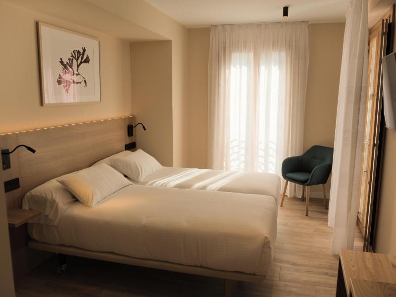 Standard Twin Room image 1