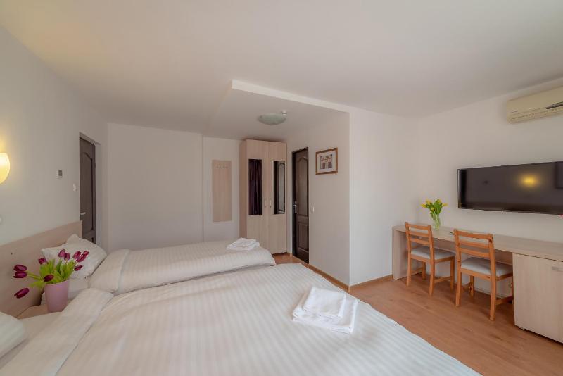 Double Room with Balcony (3 Adults) image 4