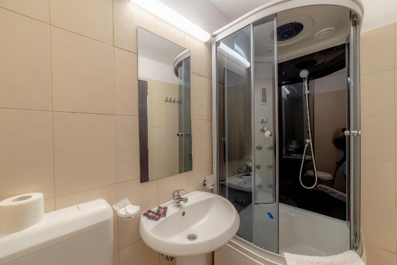 Double Room with Balcony (3 Adults) image 2