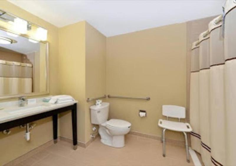King Suite - Accessible/Non-Smoking image 3