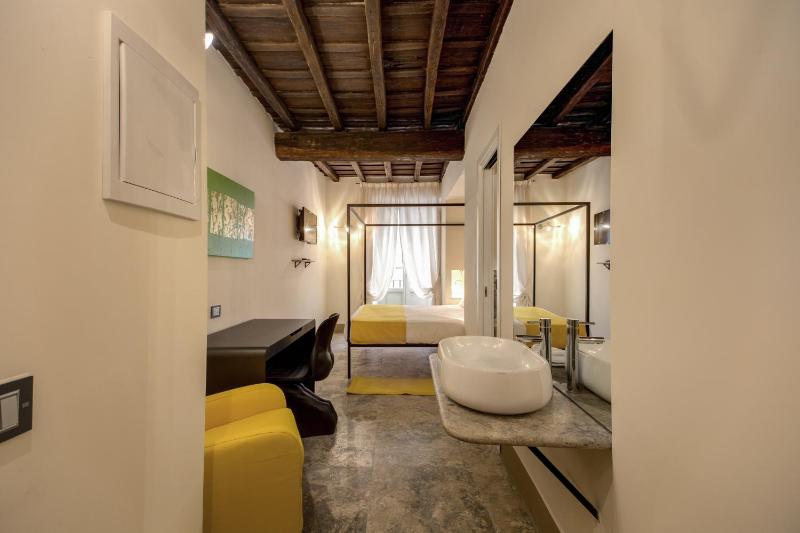 Large Double Room image 4