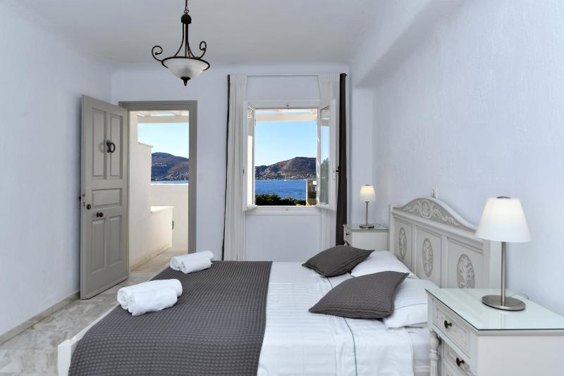 Triple Room with Sea View image 3