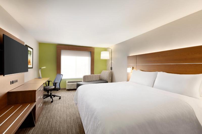 Standard King Room image 4