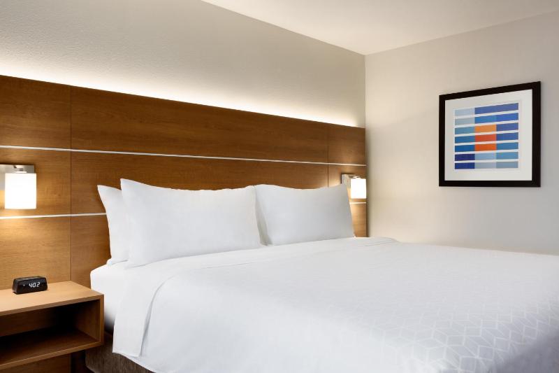 Standard King Room image 1