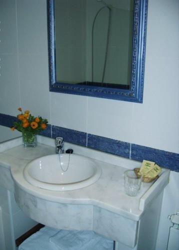 Classic Single Room with Balcony image 3