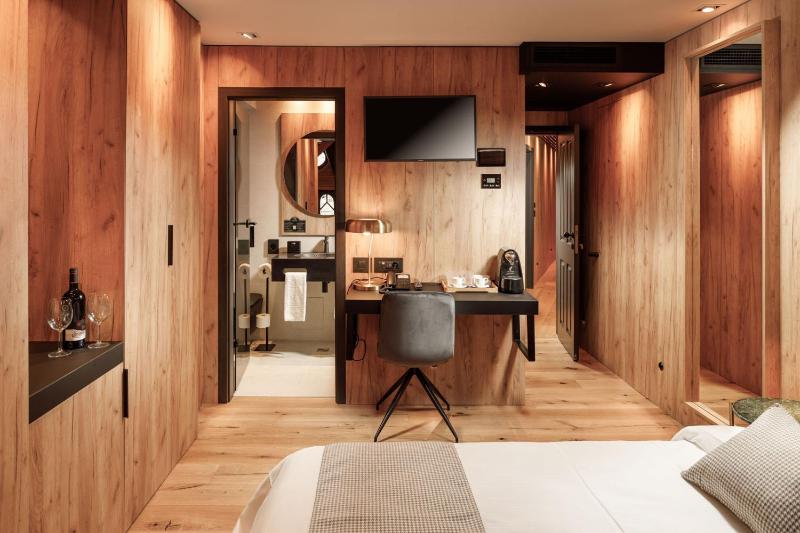 Standard Double Room image 3