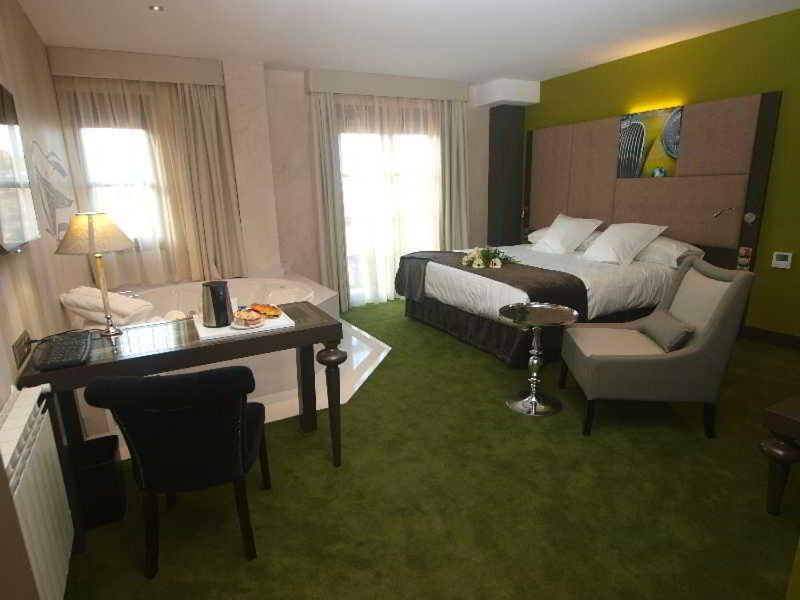 Room #9370823 image 1