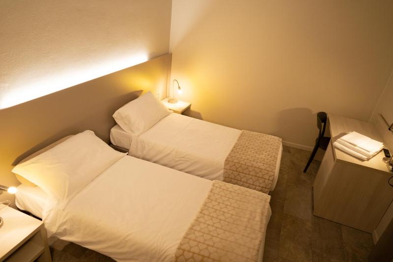 Twin Room image 3