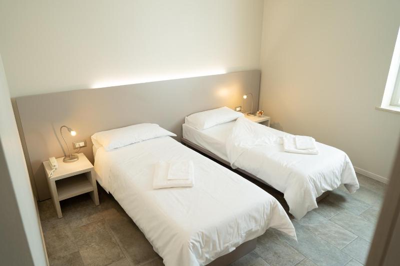 Twin Room image 4