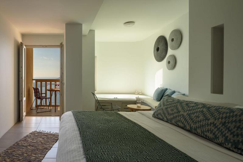 Junior Suite with Caldera View image 3
