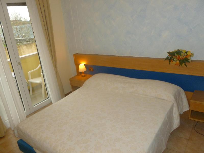 Double Room with Lake View image 3