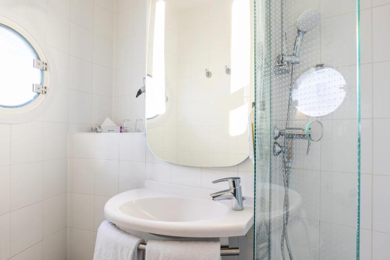 Standard King Room image 2