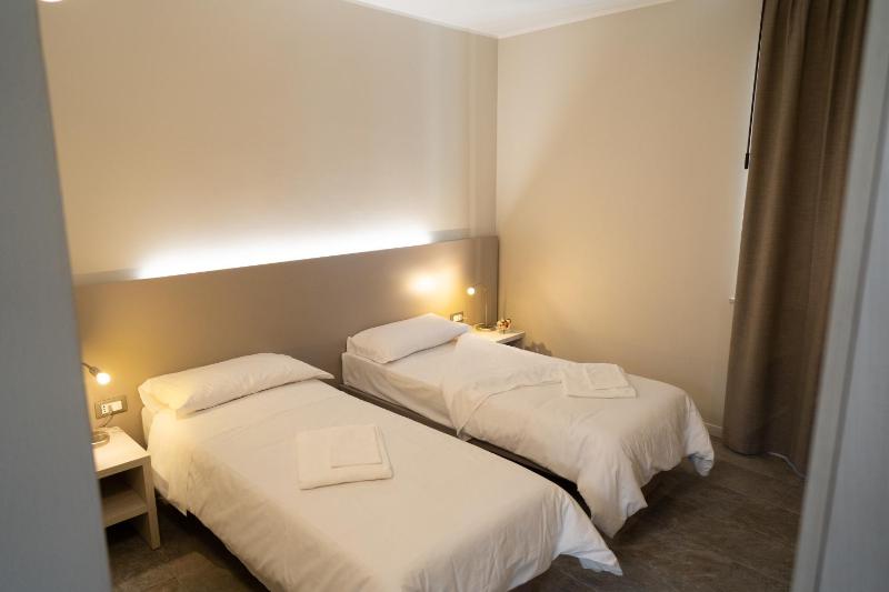 Twin Room image 2