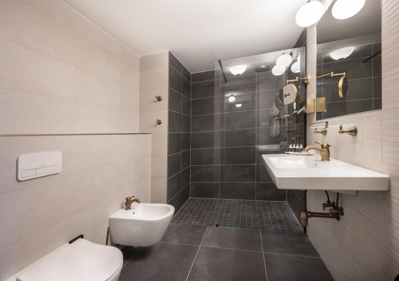 Junior Suite with Spa Access image 2