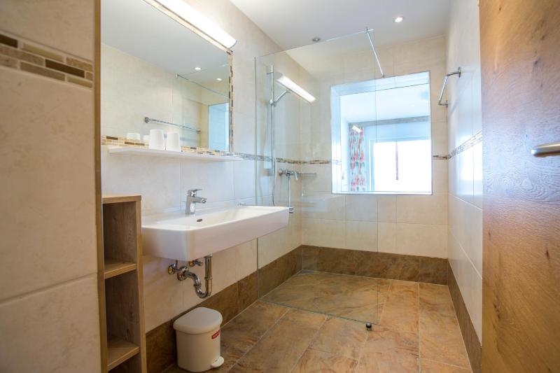 Three-Bedroom Apartment with Three Bathrooms image 2