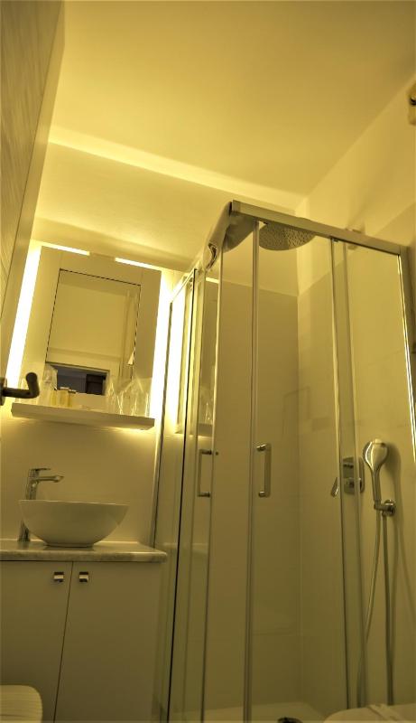 Suite (4 Adults) image 3