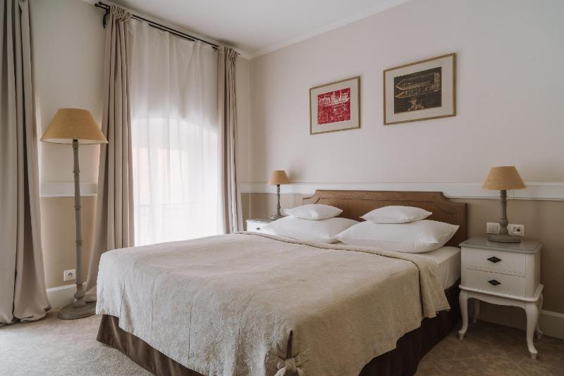 Standard Double Room image 4