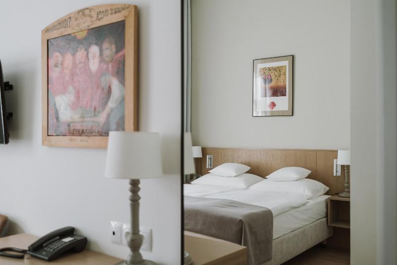 Standard Double Room image 3