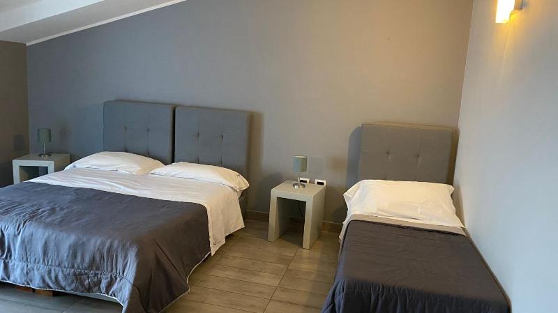 Standard Triple Room image 2