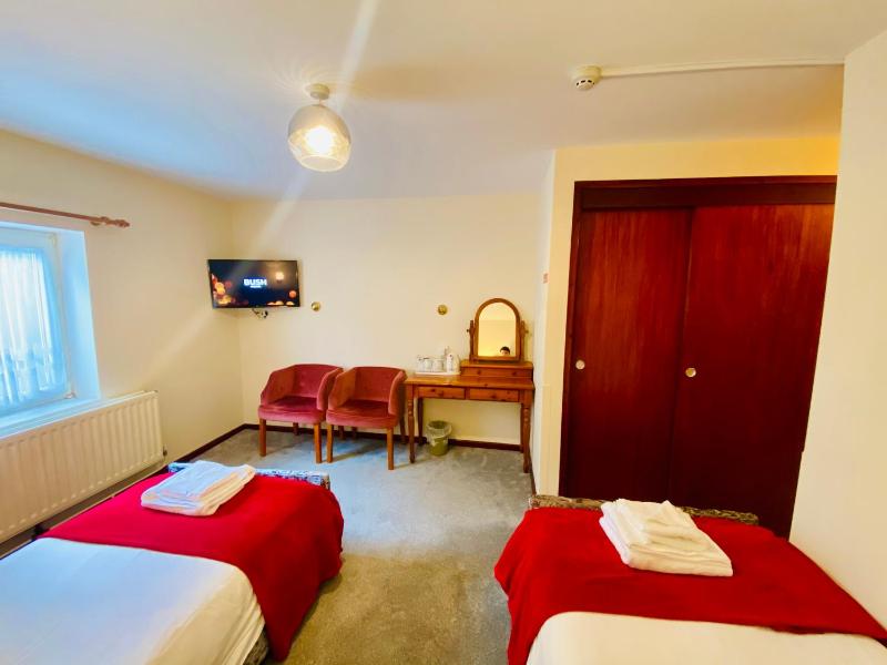 Twin Room image 2