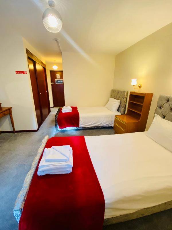 Twin Room image 3