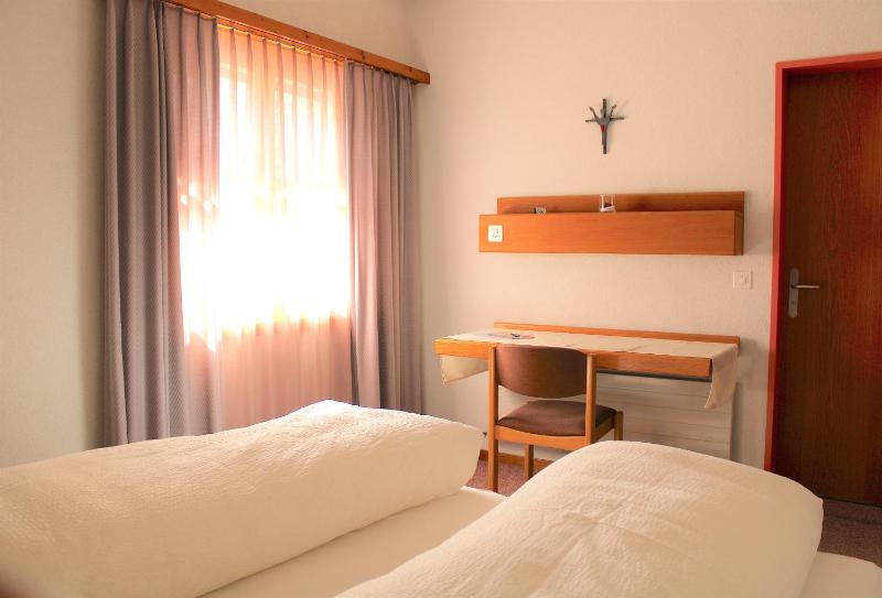 Standard Triple Room image 3
