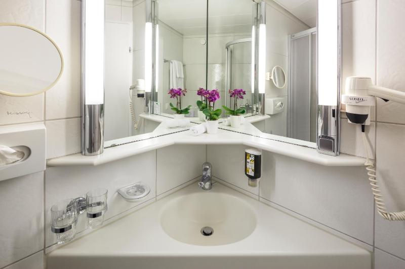 Classic Double Room with Shared Kitchen and Living room image 3