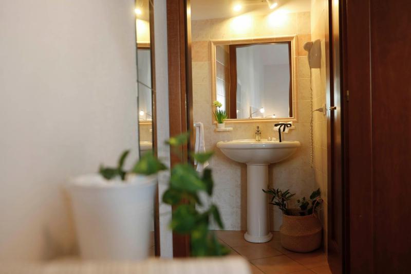 Basic One-Bedroom Apartment image 3