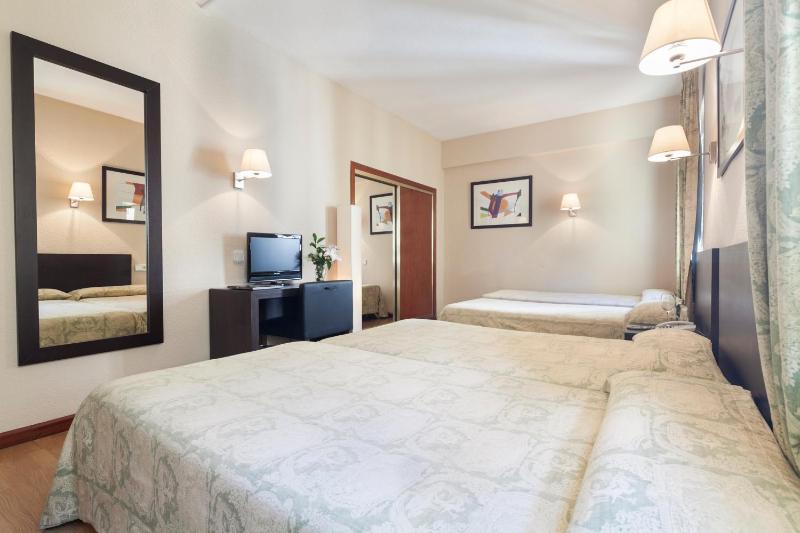  Double Room with 2 Extra Beds image 1