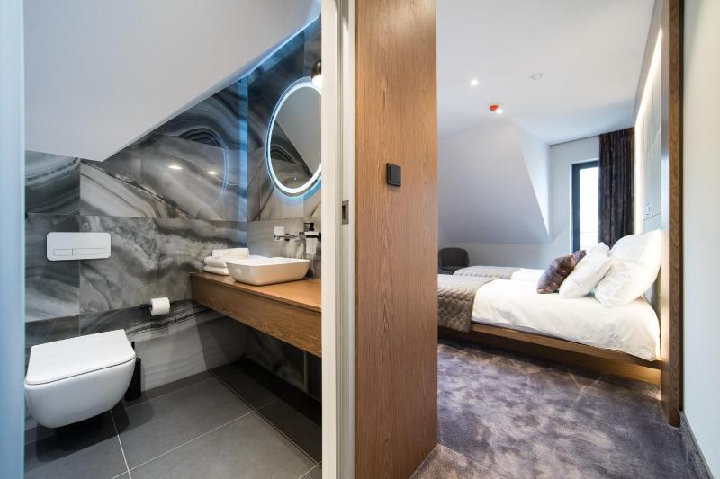 Standard Twin Room image 3