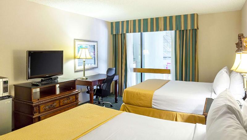 Queen Room with Two Queen Beds - Non-Smoking image 3