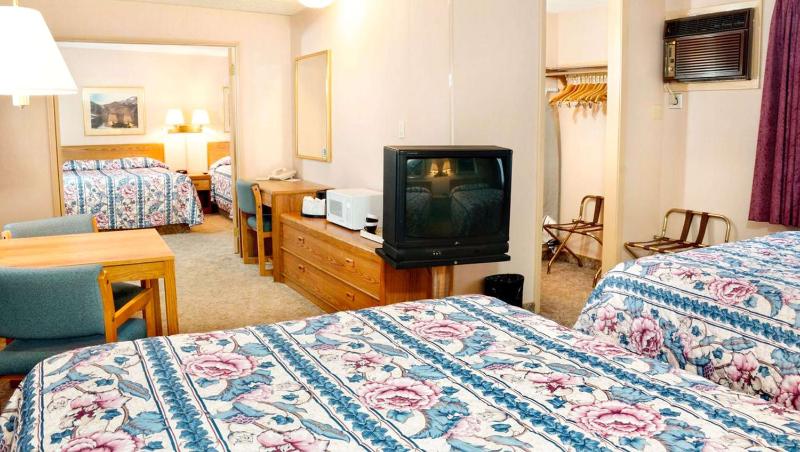 Queen Room with Two Queen Beds image 2