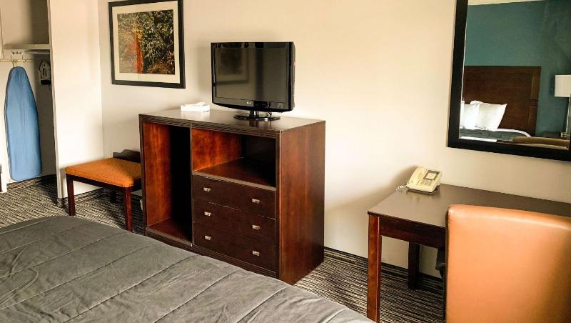 Queen Room image 2