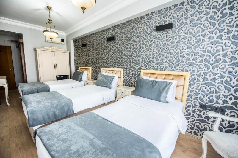 Deluxe Triple Room image 3