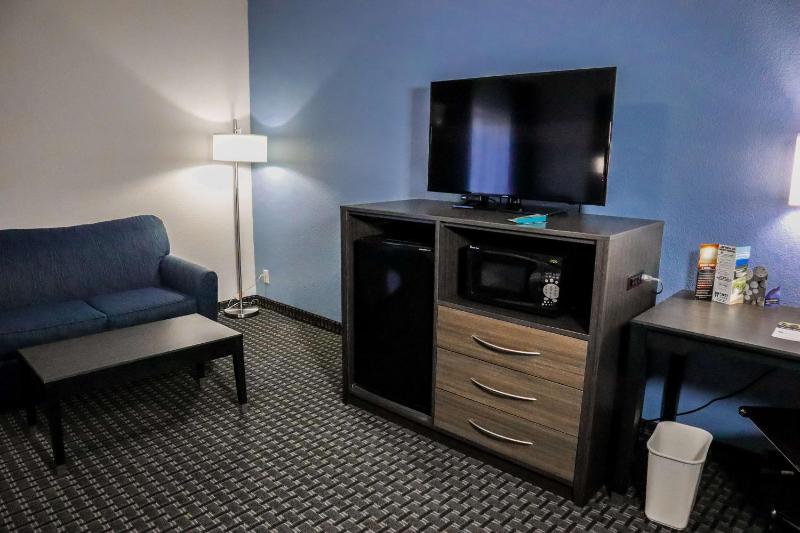 Oversized King Room with Sofabed image 4