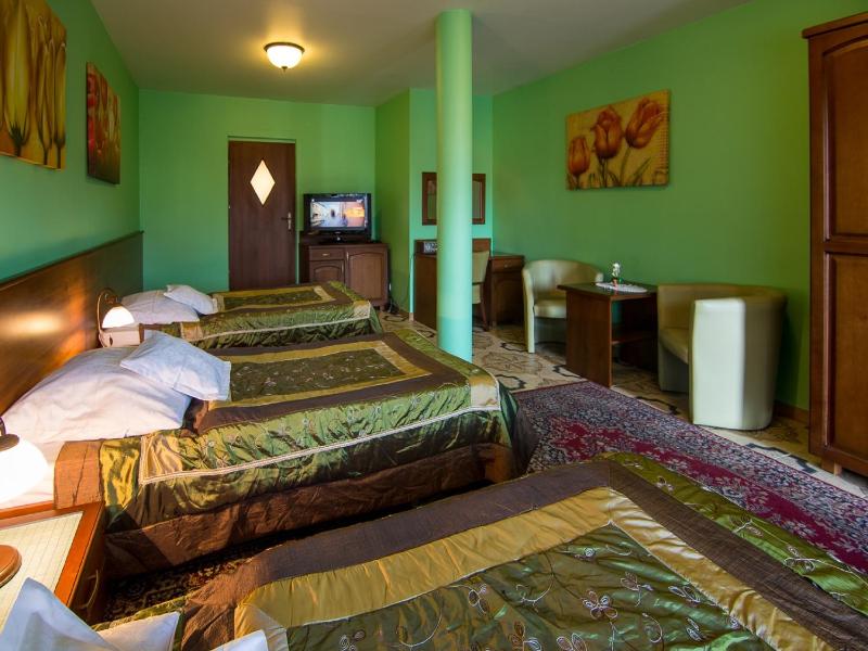 Triple Room with Private Bathroom image 4