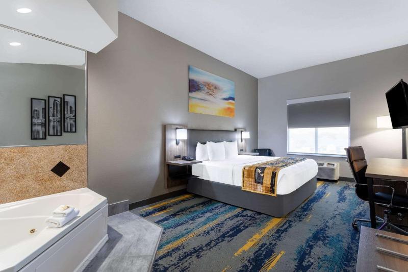 Superior King Suite - Non-Smoking image 3