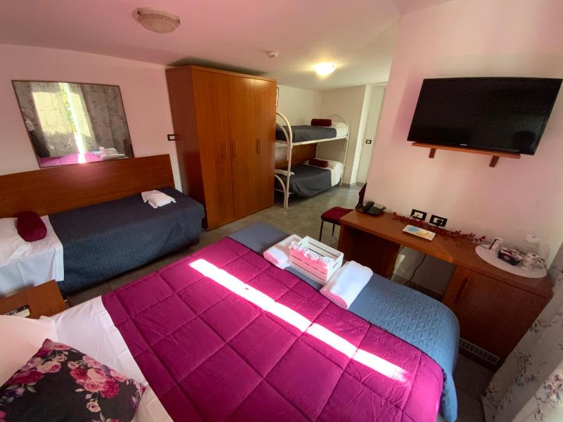 Economy Quintuple Room with Shared Bathroom image 3