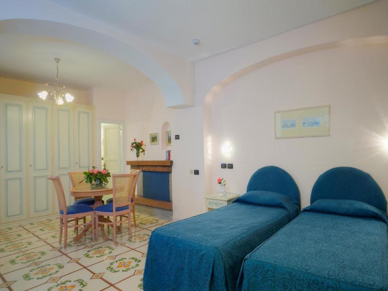 Superior Triple Room with Sea View image 3